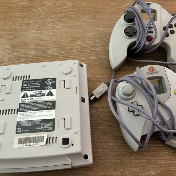 Practically new collectible Sega Dreamcast system, 2 controllers,various games - Picture 3 of 5